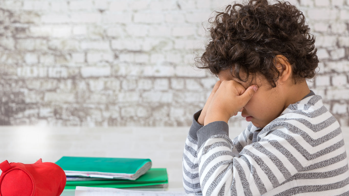 Sad child and logos Morocco reporting portal